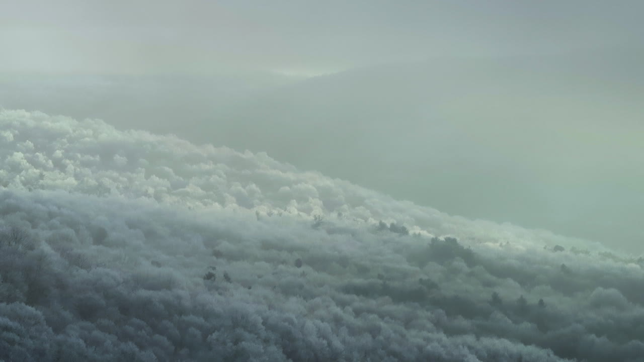 Vista aerea di colline innevate nello Stato di New York. Ripresa in una mattina d'inverno in 4K.