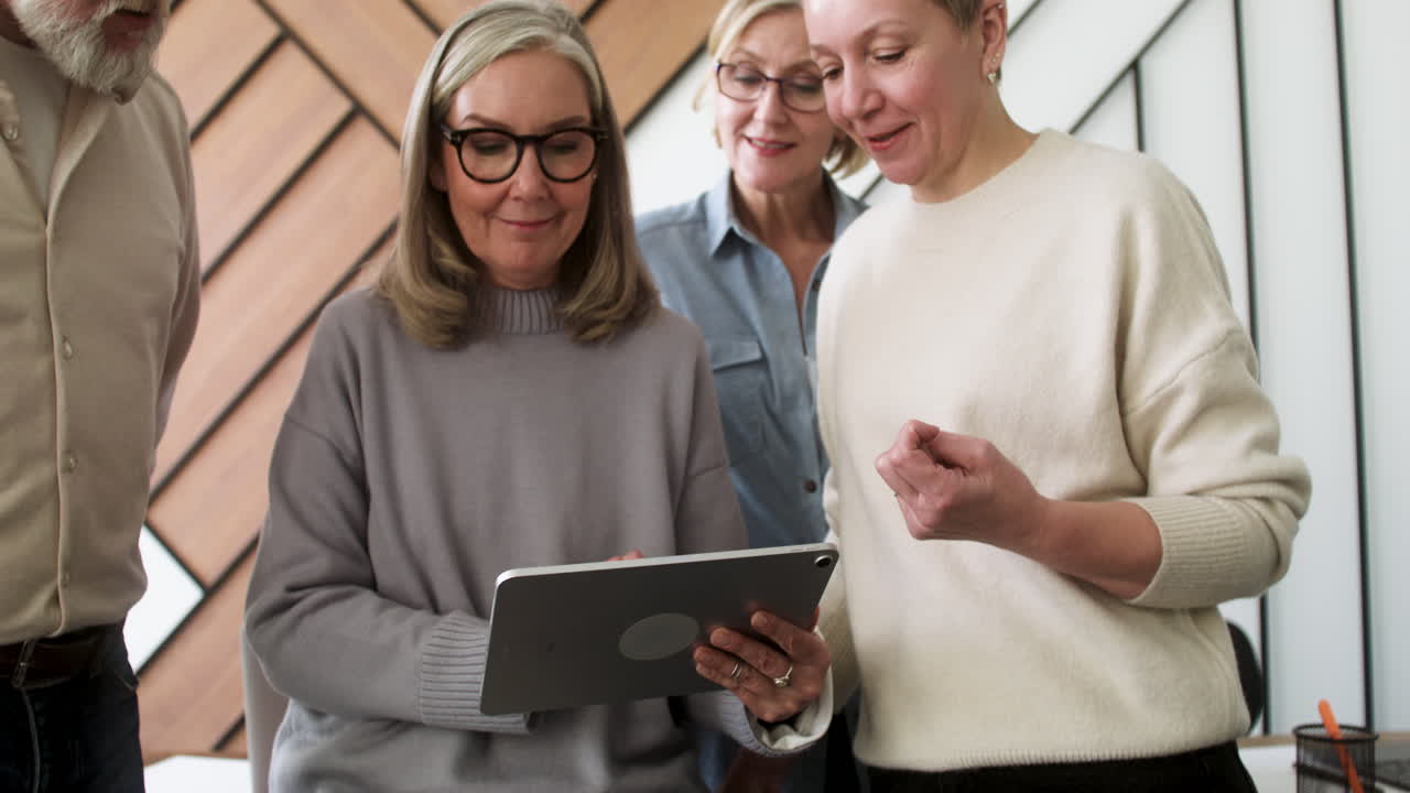estudiantes adultos en el aula