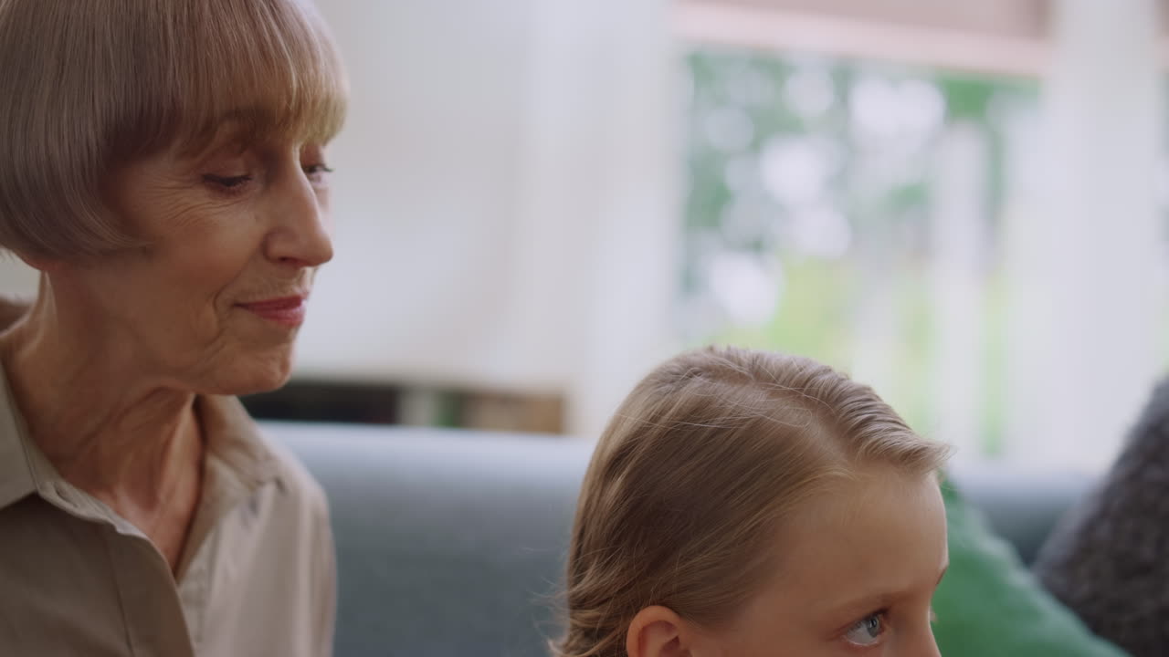 손녀 의 머리카락 을 돌보는 할머니. 가족 이 함께 즐기는 시간