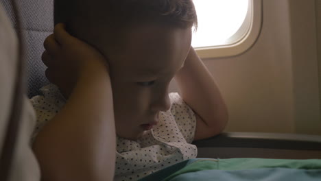 kid shutting ears at the airplane