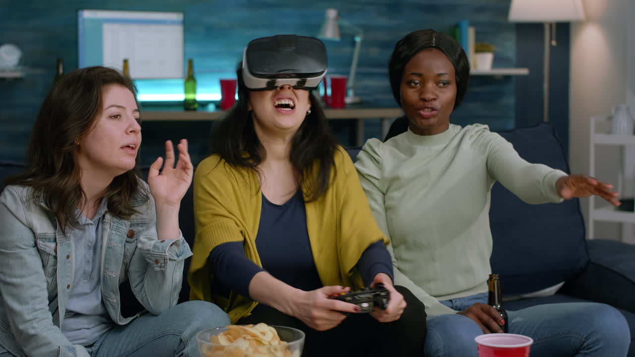 Donna eccitata che trascorre del tempo con amici di razza mista che sperimentano la realtà virtuale
