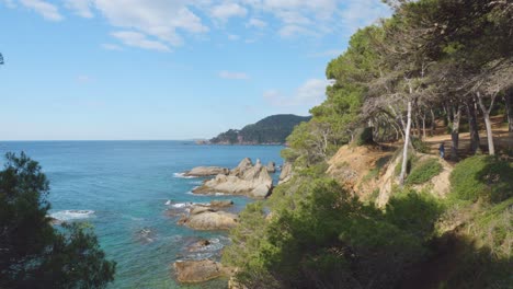 Paseo-De-Ronda-En-Lloret-De-Mar,-Vista-De-La-Playa-De-Fanals-Carretera-Al-Lado-Del-Mar