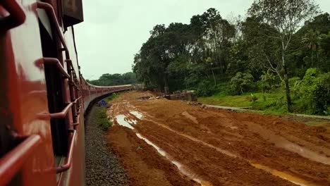 ferrocarriles indios que recorren las exuberantes tierras verdes de kerala, el propio país de dios