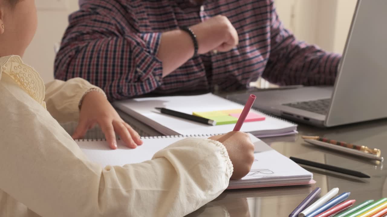 el abuelo ayudando a la nieta con la tarea