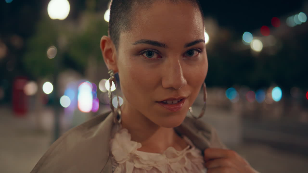 mujer elegante en una ciudad por la noche