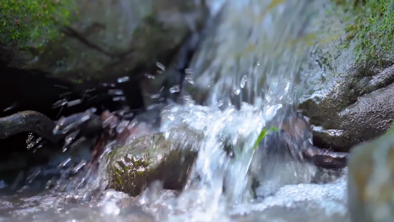 nature petite cascade eau cristalline qui tombe sur le rocher de la montagne ruisseau, rivière sauvage rapides avec l'eau qui coule, paisible ruisseau pittoresque dans la forêt, bulles d'eau