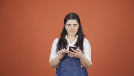 La-Mujer-A-La-Que-Le-Gusta-La-Nueva-Aplicación.-Aplicación-De-Teléfono.