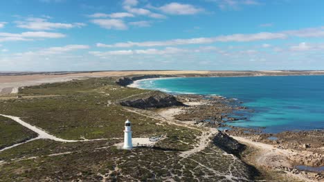 Hervorragende-Herauszoomende-Luftaufnahme-Eines-Leuchtturms-In-Der-Nähe-Der-Felsigen-Küste-Von-Corny-Point-Auf-Der-Halbinsel-Yorke,-Australien