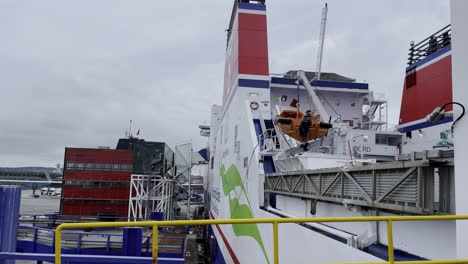 Fähre-Im-Hafen-In-Schweden,-Beladene-Autos-Fahren-Ein