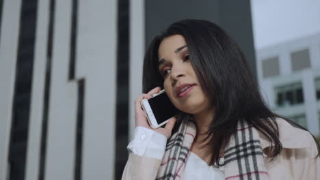 mujer de negocios hablando en un teléfono inteligente en la calle. empleado usando teléfono móvil