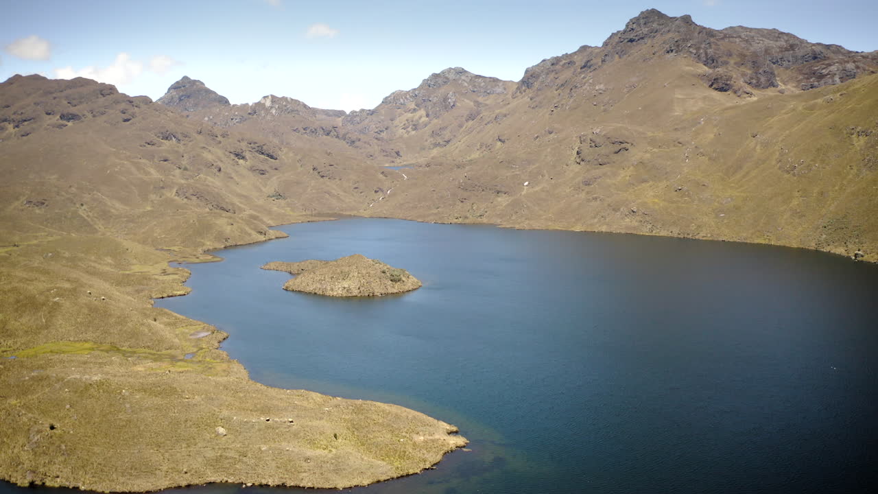 drone volando sobre las montañas de los andes y el lago en el parque nacional cajas, ecuador