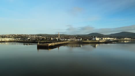 volando sobre el lago carlingford en omeath, condado de louth, irlanda