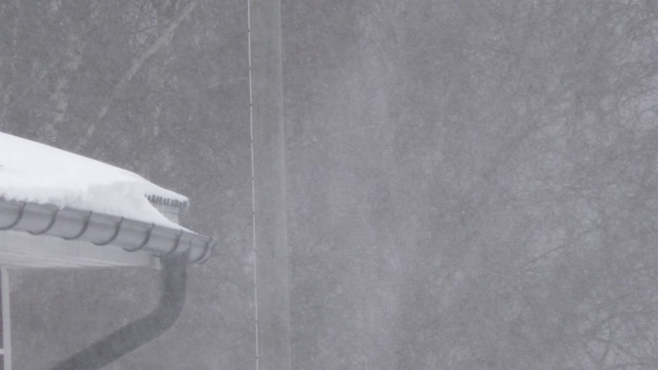 сильная метель в жилом районе вблизи личного дома