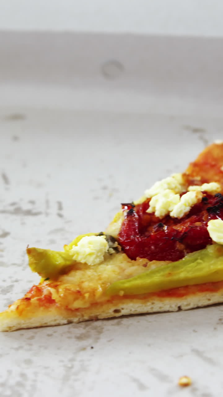 피자 상자 에 빠진  ⁇ 어리 가 있는 피자 조각