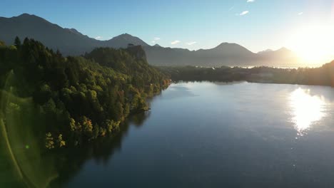 Sonnenaufgang-Am-Bleder-See-Mit-Blick-Auf-Das-Schloss