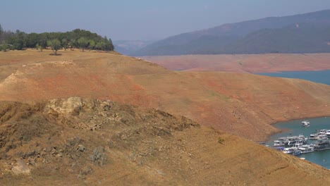 Oroville-Lake-Kalifornien-Während-Extremer-Dürrebedingungen-Mit-Niedrigem-Wasserstand-Und-Verbrannten-Bäumen