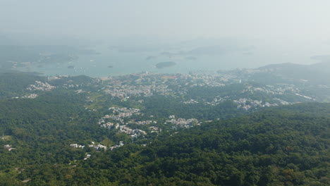 toma a una altitud extremadamente alta en china con una ciudad y un lago al fondo.