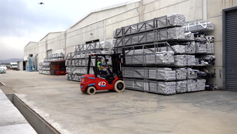 elevador de horquilla que mueve marcos de pvc en las instalaciones de producción