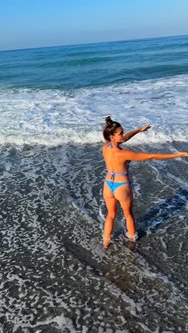 una mujer en una playa.