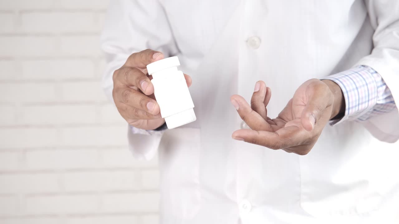 médico con un frasco de medicina