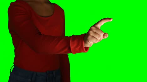 mujer fingiendo usar una pantalla invisible