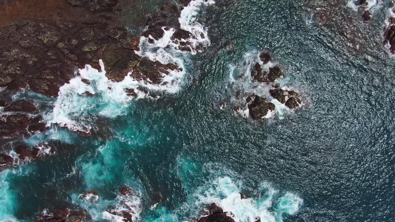Bela Água Azul-Turquesa do Oceano com Ondas Brancas Quebrando em Costa Rochosa