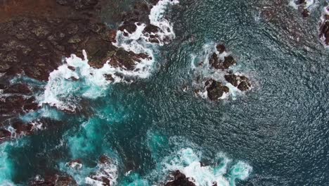 Hermosa-Agua-Azul-Turquesa-Del-Océano-Con-Olas-Blancas-Rompiendo-En-La-Costa-Rocosa