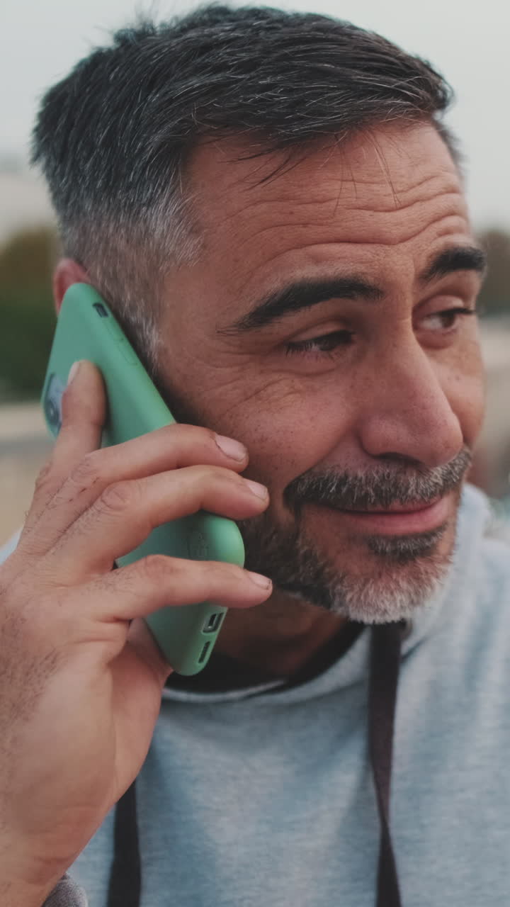 hombre en llamada telefónica