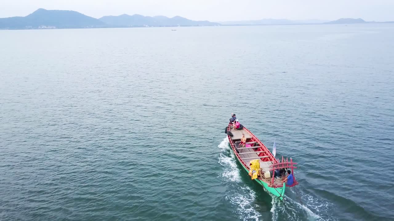 물 위 에 있는 배