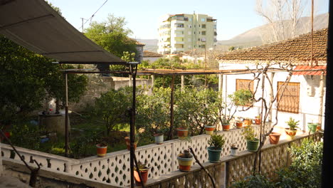 Jardín-Balcánico-Lleno-De-Macetas-Y-Plantas,-Oasis-Verde-En-La-Ciudad,-Inclinado-Hacia-Arriba