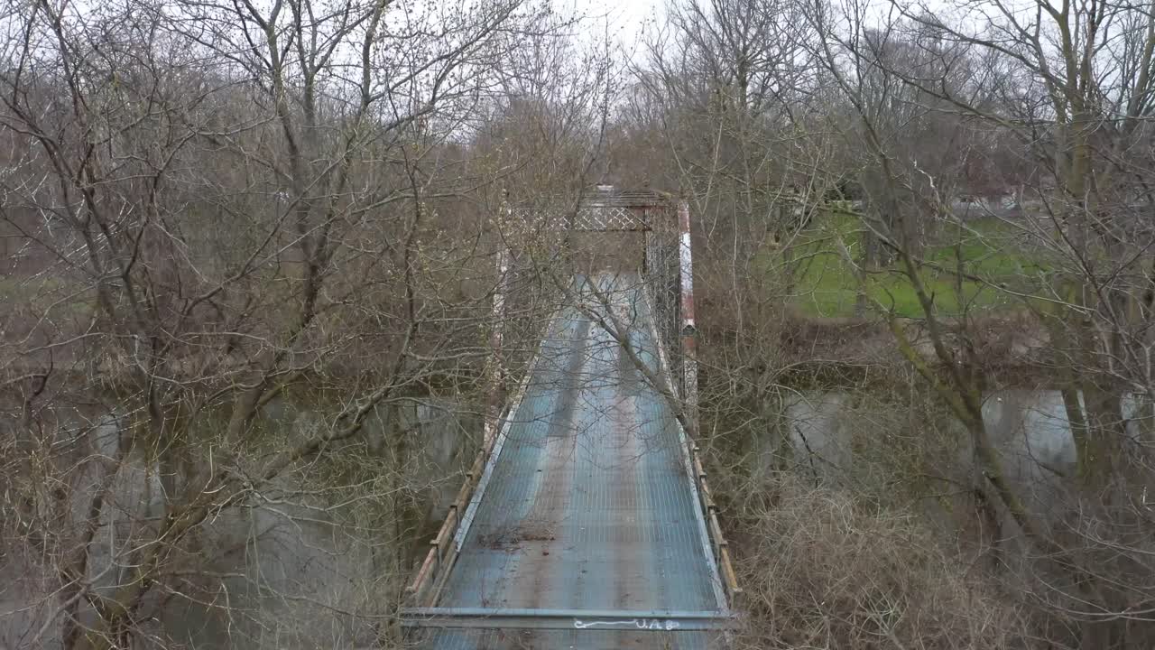 미시간 주 버트에 버려진 강철 트러스 교량, 드론 비디오가 위로 이동