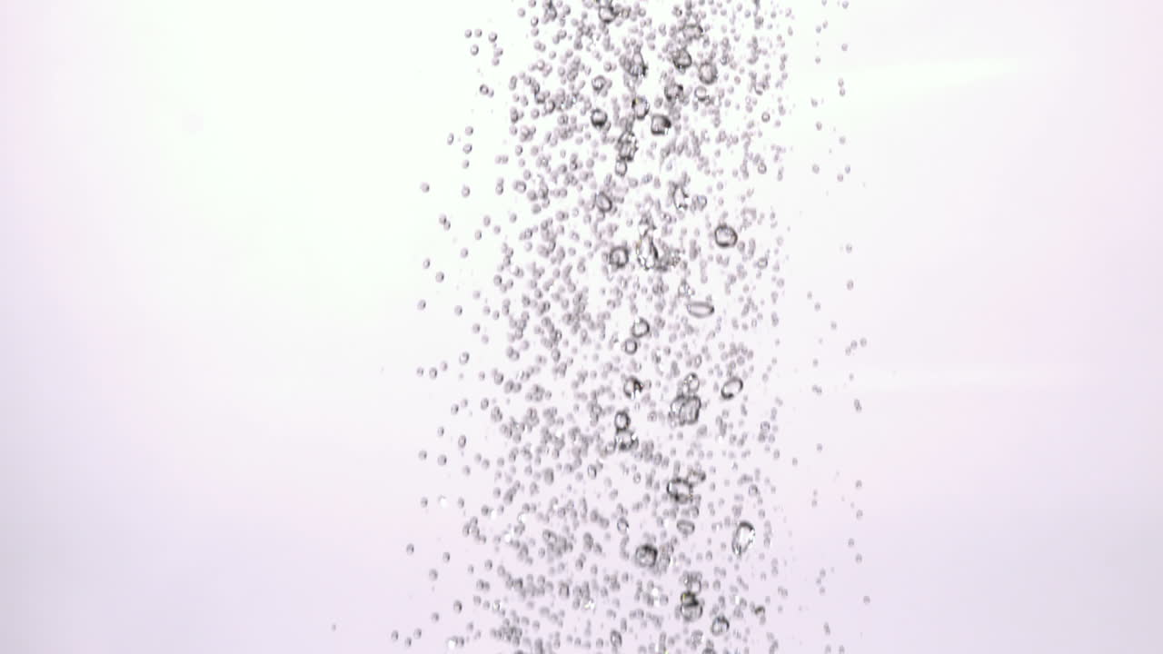 agua lloviendo contra un fondo blanco