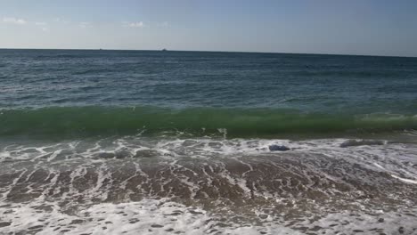 ángulo-Bajo-De-Olas-Rodando-En-La-Orilla,-Punto-Rocoso,-Puerto-Peñasco,-Golfo-De-California,-México