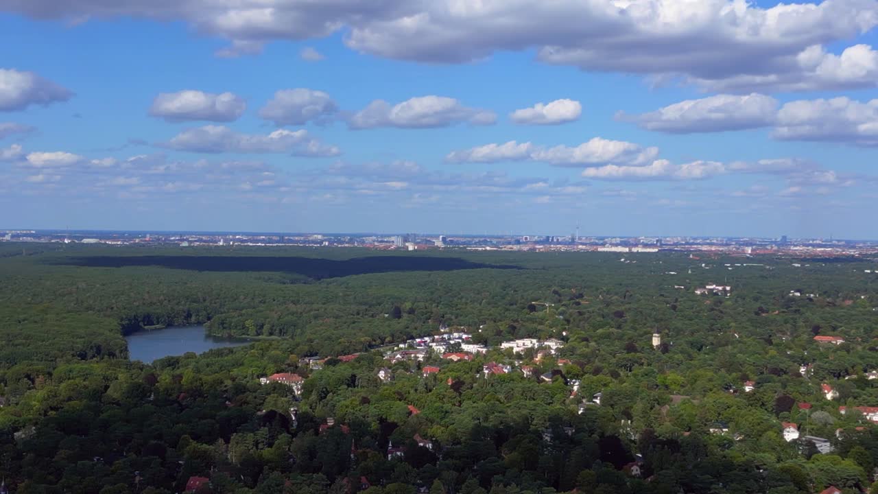 푸른 하늘과 구름과 함께 은 날에 울창한 녹색 숲에 둘러싸인 wannsee 호수. 왼쪽 드론으로 놀라운 공중 전망 비행 회전