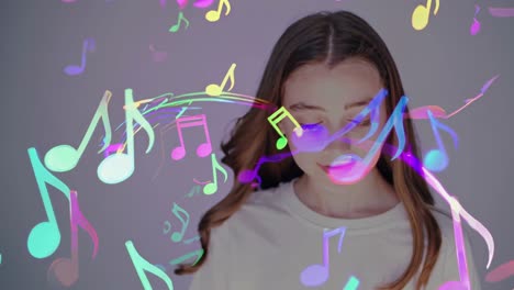 adolescente y las coloridas notas musicales