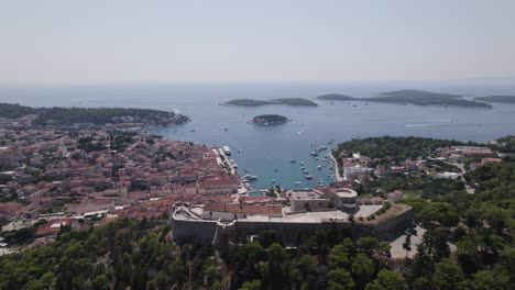 aerial: fortaleza de fortica, hvar, croacia con vistas al puerto y las islas