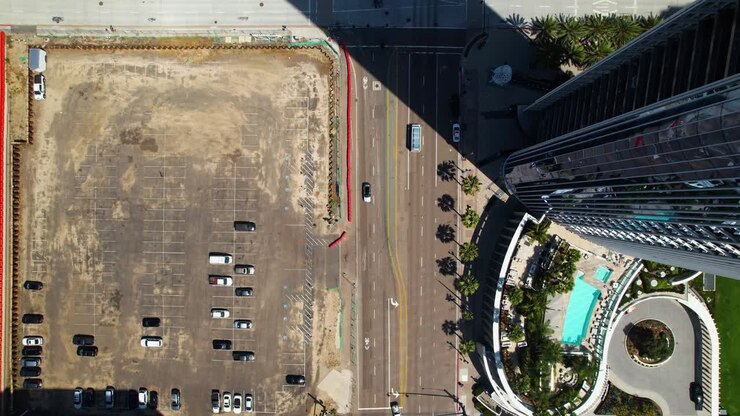 Drone descendo sobre a Pacific Highway no centro de San Diego ao meio-dia, com a câmera virada para baixo capturando a atividade da rua.