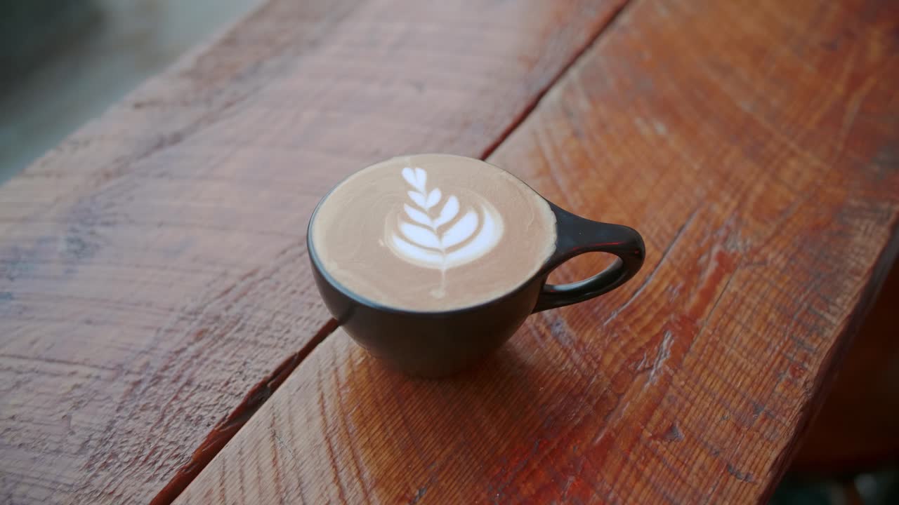 카페에서  ⁇  잎을 가진 검은 차 컵에  ⁇ 테 예술의 손잡이  ⁇ 락