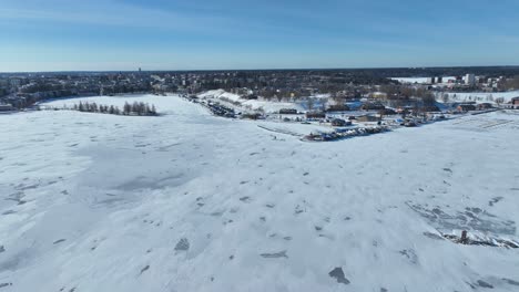 vuelo de avión no tripulado sobre un lago congelado y la ciudad de lappeenranta en finlandia