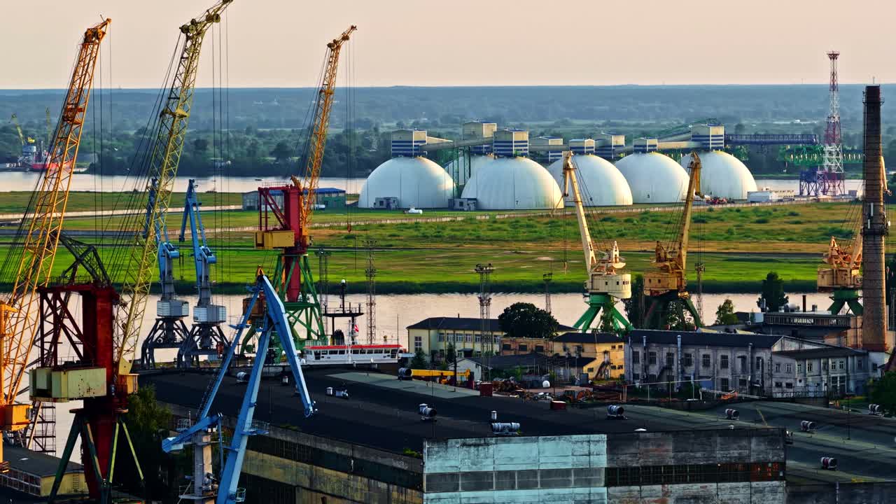 Industrial port cargo bulk material unloading cranes and Horton spheres LPG storage