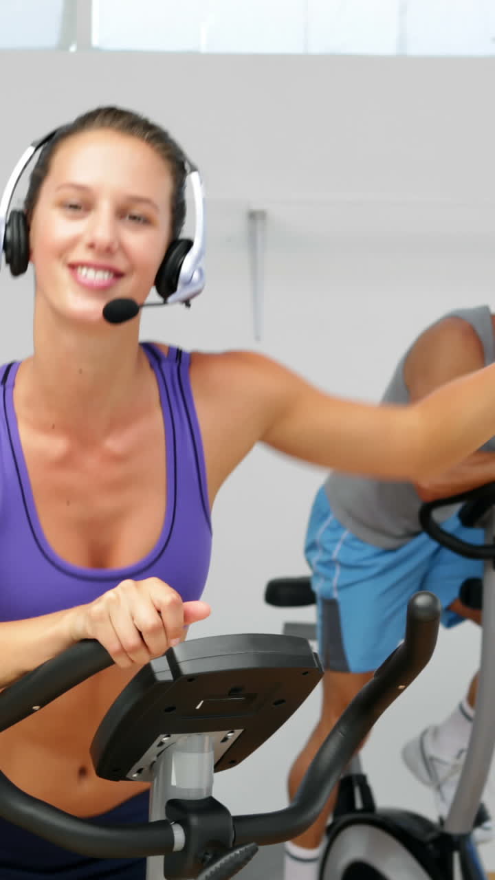 clase de spinning en un estudio de fitness dirigida por un instructor enérgico