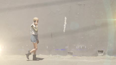 Video-De-Luces-De-Colores-Sobre-Una-Mujer-Birracial-Caminando-Al-Trabajo,-Usando-Un-Teléfono-Inteligente-En-La-Calle