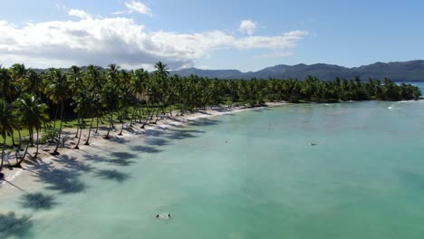 Flug-über-Einen-Ruhigen-Strand-Auf-Samana