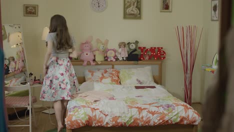 mujer vistiéndose en un dormitorio