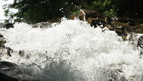 Corriente-De-Río-Rápido-Corriendo-Sobre-Rocas-En-El-Bosque-Durante-El-Día-Soleado-De-Verano