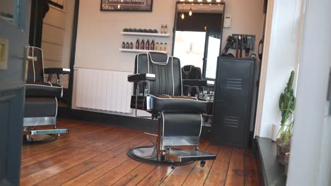 Una-Foto-Nerviosa-De-Una-Silla-De-Barbero-Vacía-En-El-Salón-Esperando-Un-Corte-De-Pelo-Para-Hombres