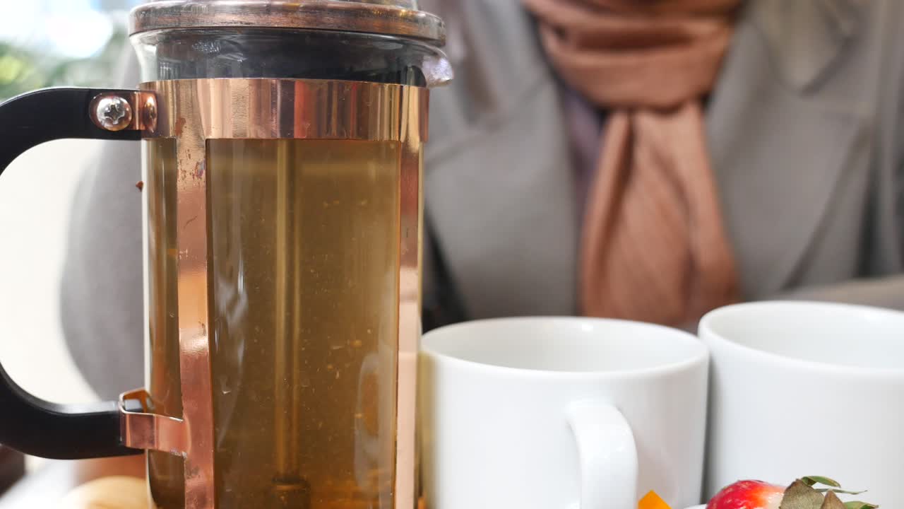 женщина пьет чашку чая в кафе.