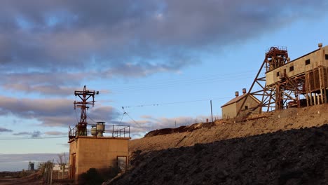 Wie-Der-Sonnenuntergang-über-Dem-Junction-Mine-Broken-Hill-In-New-South-Wales,-Australien,-In-Der-Goldenen-Stunde,-Nachdem-Ein-Sturm-Vorüber-Ist