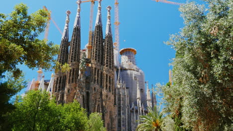 el famoso templo de la sagrada familia en barcelona la cámara se mueve en dirección a la iglesia