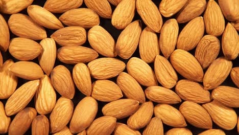 los granos de almendras peladas están dando vueltas